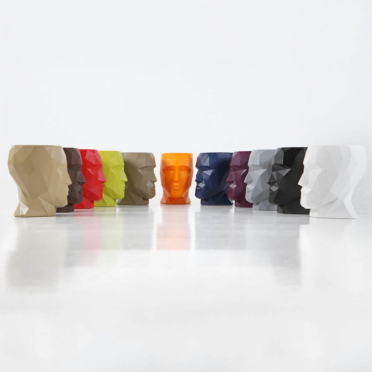 Приставной столик фигурный красный 49 см Adan от Vondom VONDOM ADAN ОТ VONDOM 288873 Красный  - Вид №1