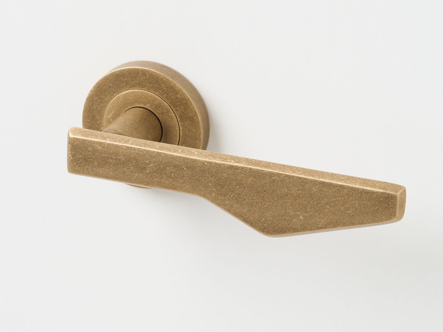 Латунная ручка Lo & Co Interiors Line Series ARCH-00140259