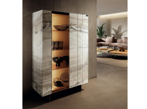 Стеклянный шкаф со встроенным освещением