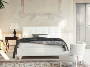 Двуспальная кровать с капитонным изголовьем