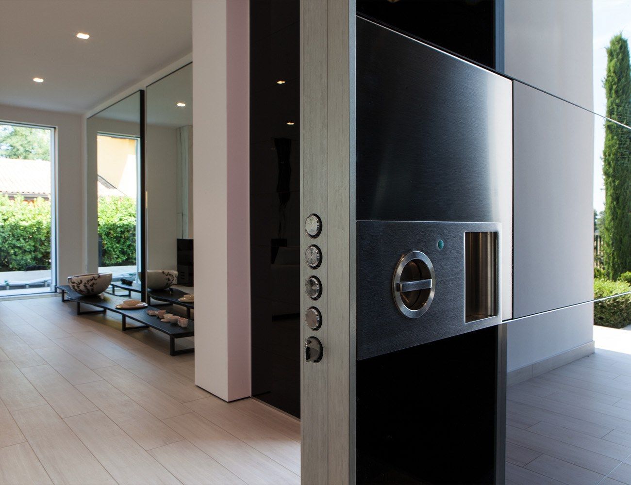 Бронированная дверь с полированным стеклянным покрытием Oikos Synua ARCH-00047736 - Вид №6