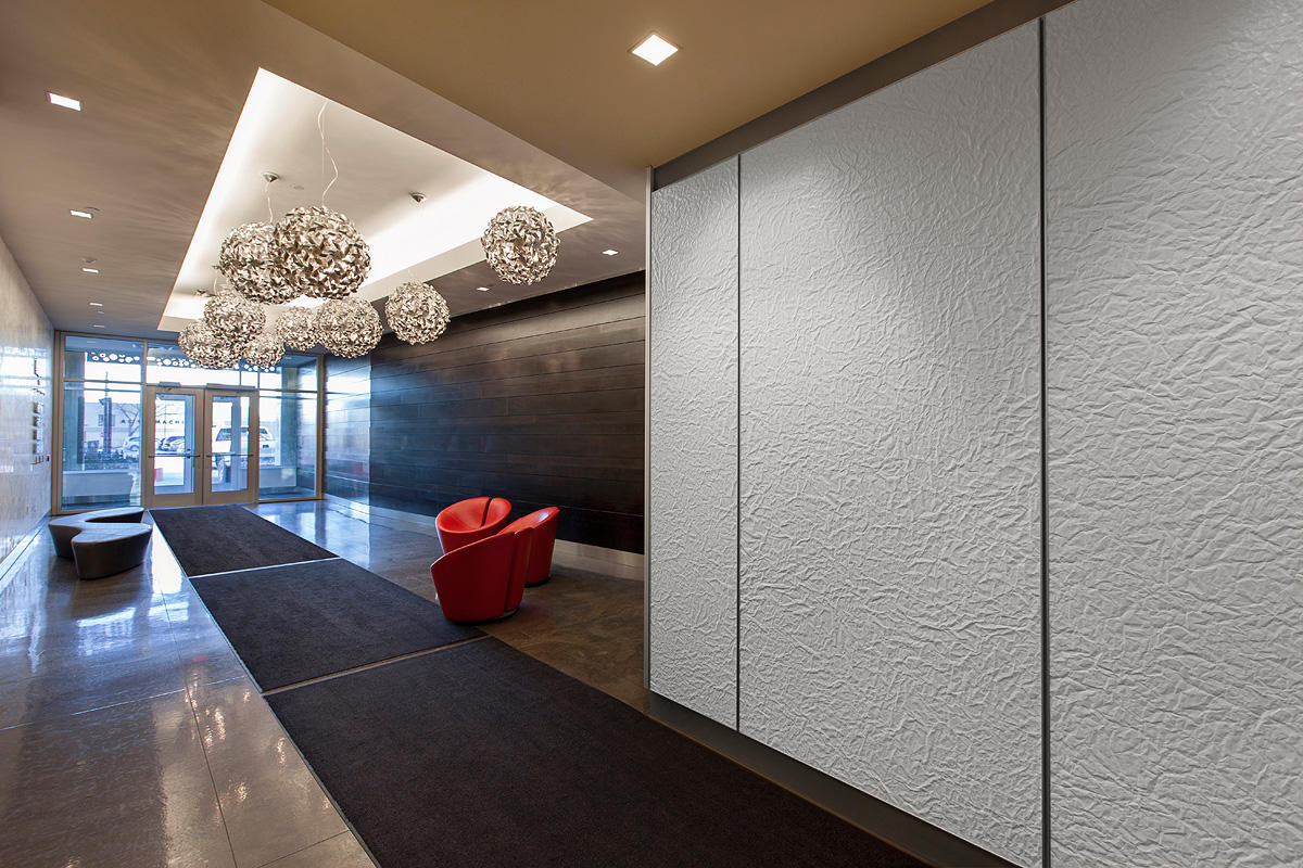 FSRT673 Система облицовки стен Levele с захватными панелями; вставки из склеенной бронзы с натуральной патиной и узором калахари в princeton medical arts pavilion, plainsboro, new jersey Forms-surfaces  - Вид №9