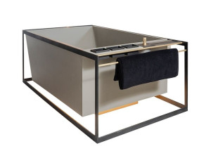 Прямоугольная ванна в центре комнаты