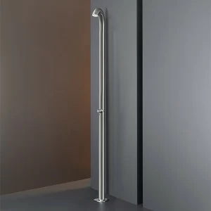 Свободно стоящий душ на открытом воздухе в AISI 316L из нержавеющей стали. Выход диск с дождевой струей в Delrin® белый матовый, контролируемый смеситель из коллекции MILO360  BLD01 CEADESIGN