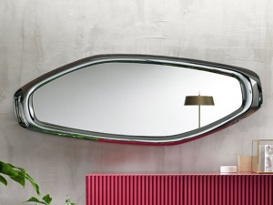 Настенное зеркало в рамке