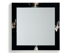 Квадратное зеркало с деревянной рамкой и вставками из рога