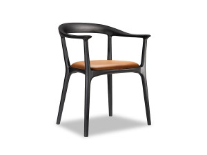 Деревянный стул с подлокотниками