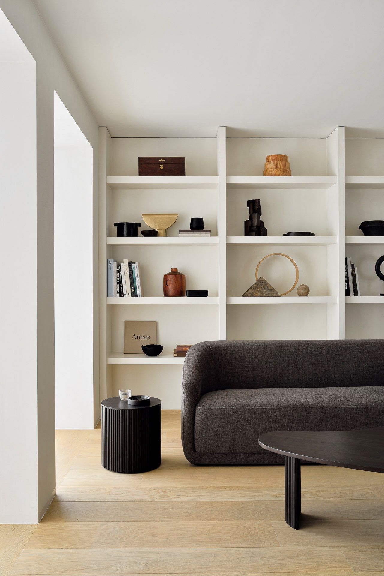 Низкий журнальный столик из красного дерева Ethnicraft Boomerang ARCH-00070030 - Вид №10