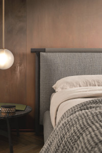 Тканевая кровать с мягким изголовьем