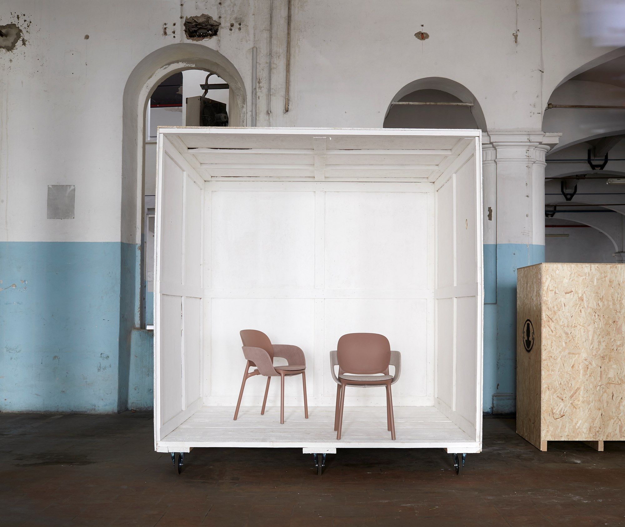 Тканевый стул с подлокотниками и встроенной подушкой S-CAB Hug ARCH-00072922 - Вид №15