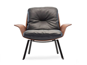 Кожаное кресло с подлокотниками