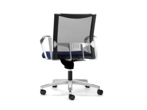 Офисное кресло с сетчатыми колесами и подлокотниками с 5 спицами