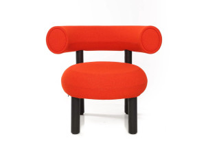 Деревянное кресло с тканевым покрытием