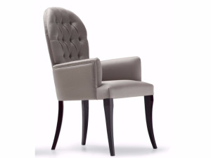 Тканевый стул с подлокотниками