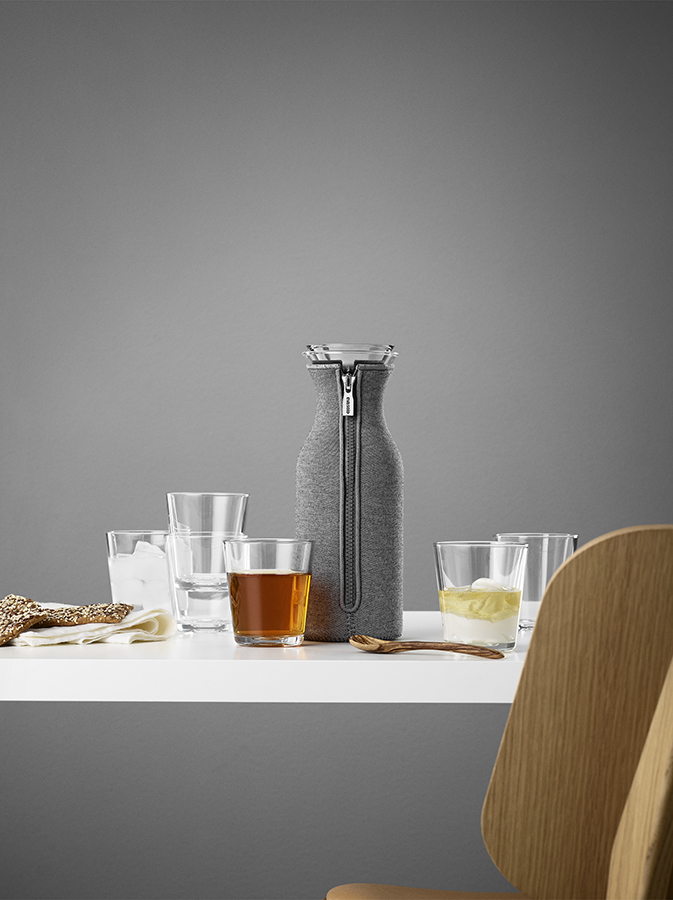 567973 Графин fridge в неопреновом текстурном чехле, 1 л, темно-серый Eva Solo  - Вид №1