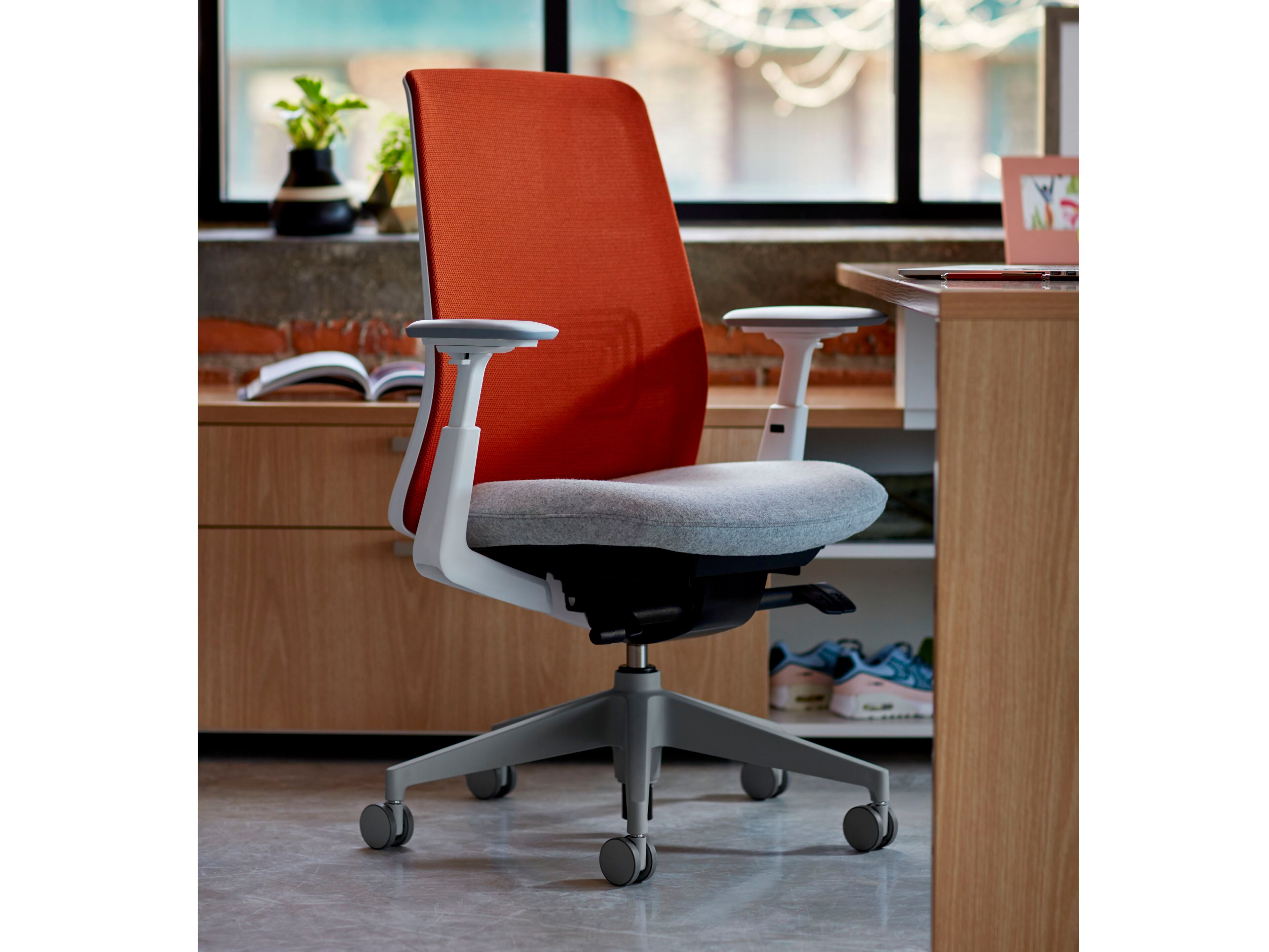 Тканевый поворотный мягкий операционный стул с колесами Haworth SOJI ARCH-00095618