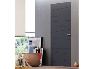 Дверь заподлицо с лакированной стеной