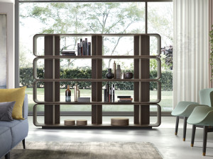 Деревянный книжный шкаф