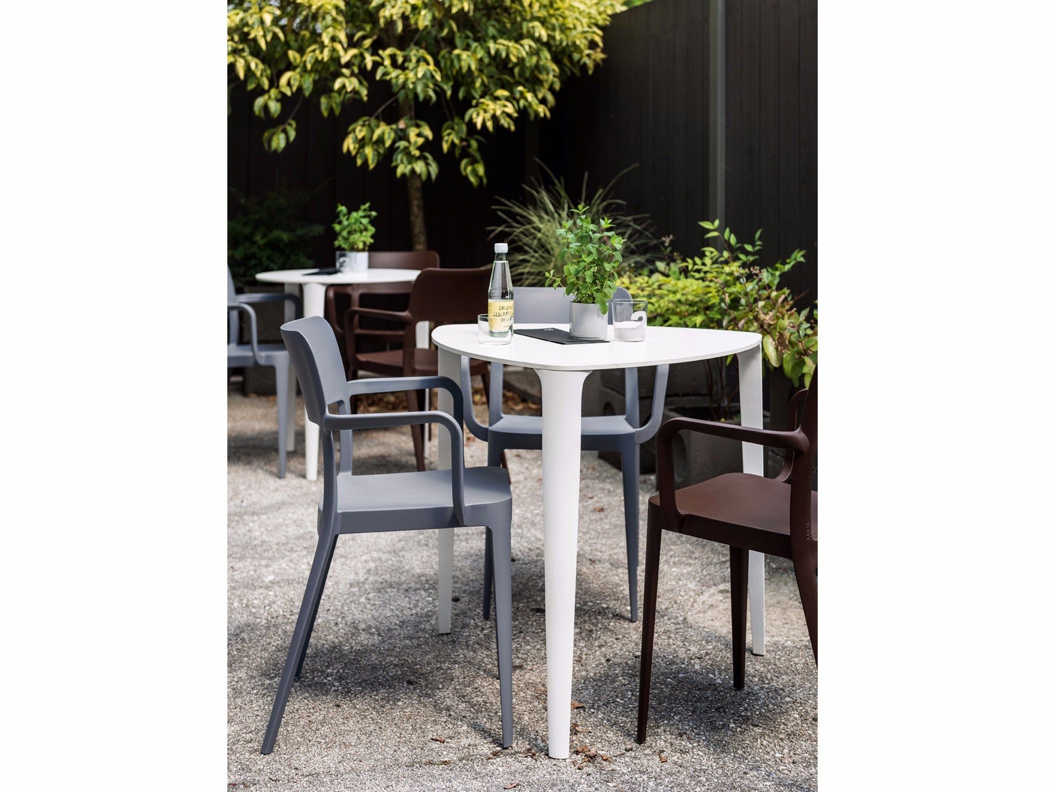 Треугольный стол в HPL Midj Nené ARCH-00097243 - Вид №1