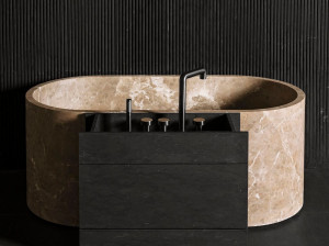 Мраморная овальная ванна в центре комнаты