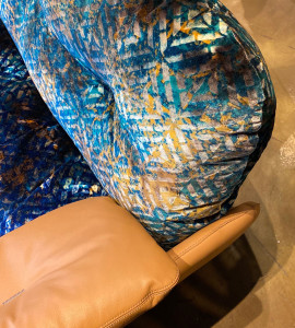 Тканевое кресло с кожаным подлокотником