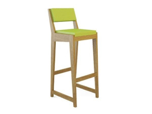 Высокий деревянный стул и QM Foam со спинкой