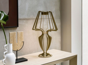 Окрашенная металлическая настольная лампа