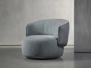 Тканевое кресло с подлокотниками