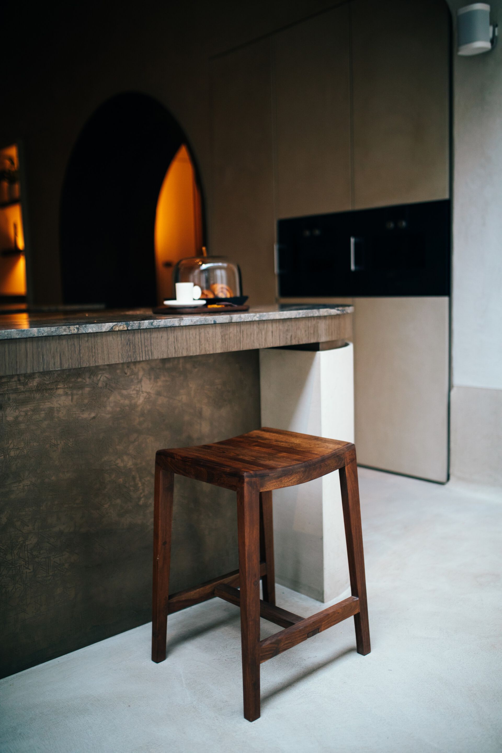 Высокий кухонный табурет из манго с подставкой для ног POMAX KENT ARCH-00119444 - Вид №13