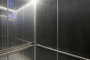 FSRT753 Интерьер лифта Levele-105 с индивидуальной компоновкой панелей; Панели захвата из стекла vivigraphix graphica с прослойкой из нестандартного узора, склеенный алюминий с темной патиной и рисунком травы, нержавеющая сталь с отделкой под морской каме