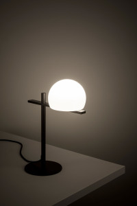 Светодиодная настольная лампа из полиэтилена