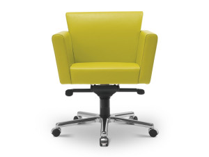 Кожаное вращающееся офисное кресло