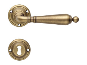 Классическая латунная ручка на розетке с насадкой