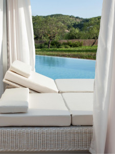 003913 Кровать lounge со шторами Point Sunset