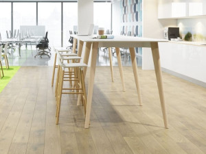 Высокий деревянный стол