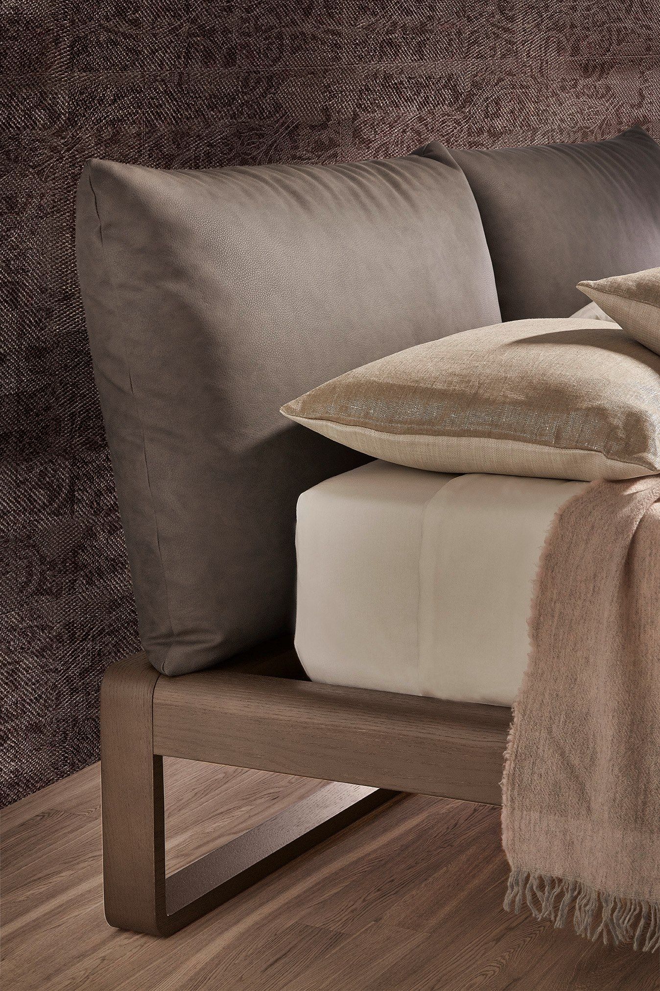 Деревянная двуспальная кровать с мягким изголовьем Olivieri ARCH-00073080 - Вид №4