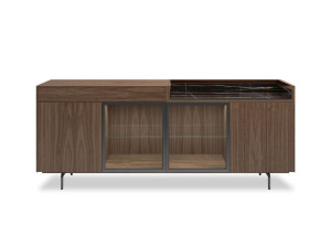 Шкаф из дерева и стекла с распашными дверями и встроенным освещением