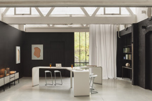 Деревянный стол