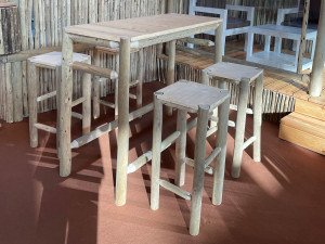 Набор столов с эвкалиптовыми табуретами