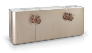 Деревянный шкаф со встроенным освещением