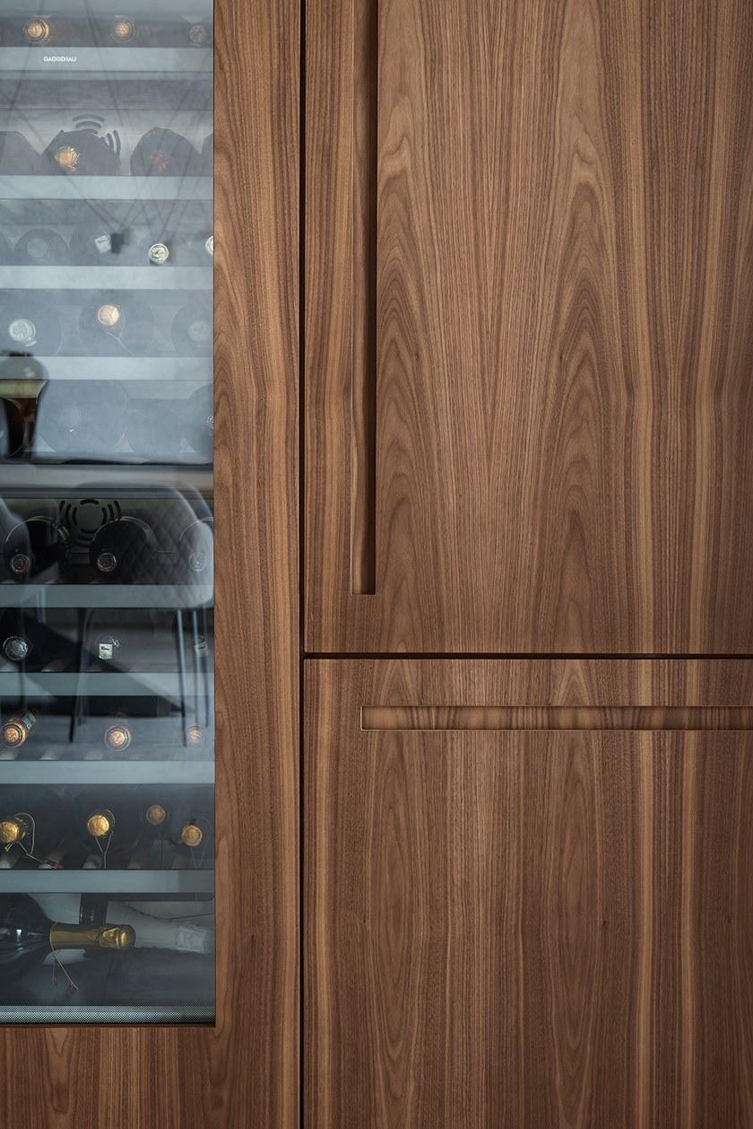 TM Italia Cucine Линейная кухня с островом и внутристенной витриной sun-id-1433471 - Вид №5