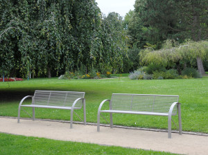 Скамья из нержавеющей стали с подлокотниками