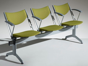 Сиденье на деревянном брусе с откидным сиденьем