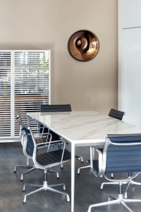 Декоративная стеклянная пластина с титановым покрытием