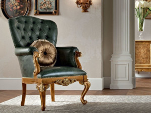 Кожаное кресло с подлокотниками