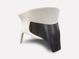 Тканевое кресло с подлокотниками