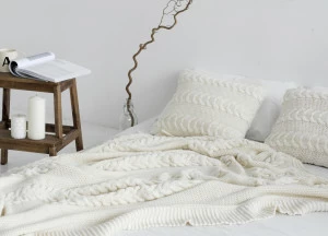 Комплект плед с косами (180*220) и 2 наволочки (50*50) Молочный APERO ДИЗАЙНЕРСКИЕ, ВЯЗАНЫЕ, ОДНОТОННЫЕ 134584 Молочный