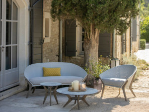 Деревянный круглый журнальный столик