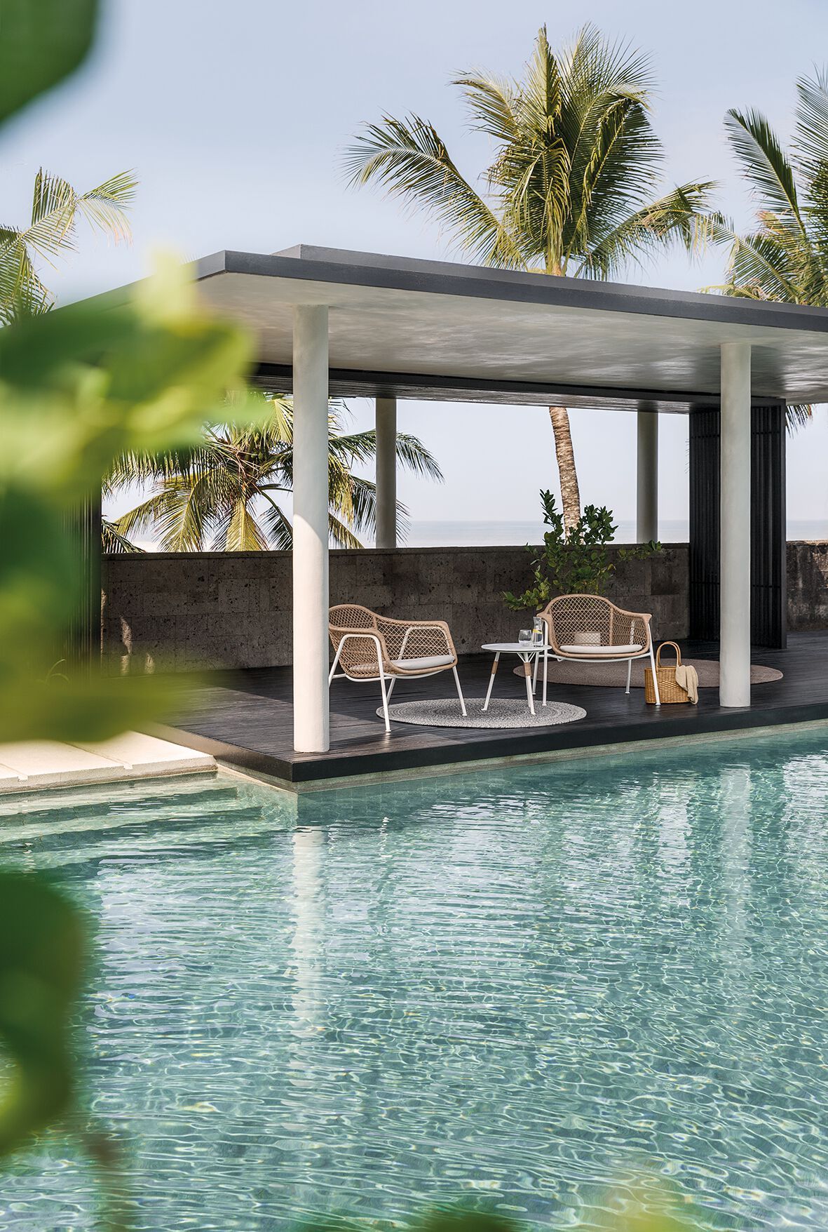 Плетеное садовое кресло с подлокотниками Gloster свежий ARCH-00090020 - Вид №2