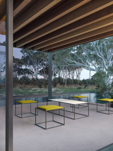 Низкий стул с мягким сиденьем